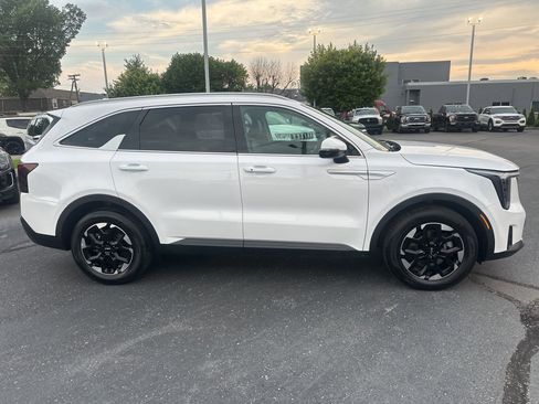 Used 2024 Kia Sorento S image 5