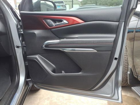 Used 2024 Chevrolet Traverse Z71 image 11