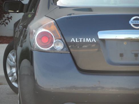 Used 2010 Nissan Altima 2.5 FWD image 1