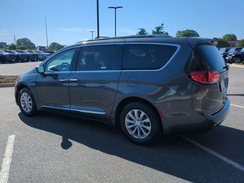 Used 2019 Chrysler Pacifica Touring-L FWD image 6