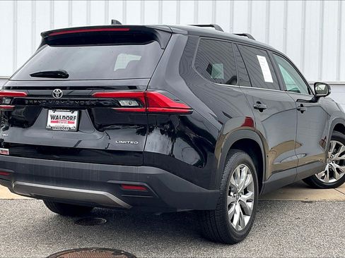 Used 2024 Toyota Grand Highlander AWD image 17