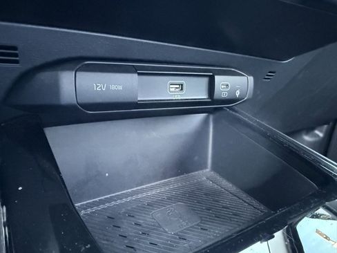 Used 2024 Kia Niro SX Touring image 19