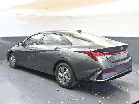 Certified 2025 Hyundai Elantra SE image 3