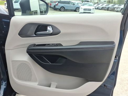 Used 2023 Chrysler Pacifica Touring-L FWD image 8