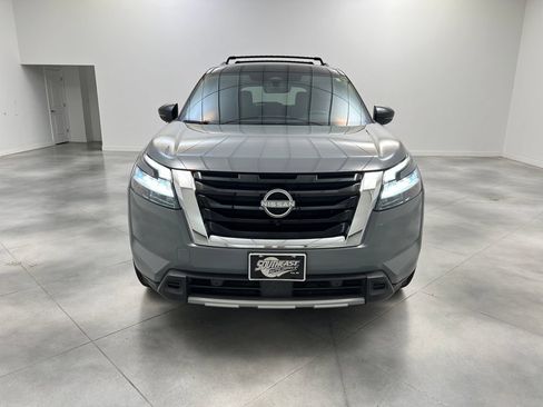 Used 2025 Nissan Pathfinder SL FWD image 3