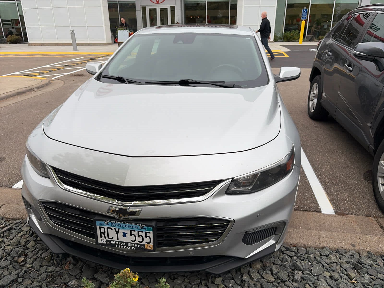Used 2017 Chevrolet Malibu LT w/ Leather Package FWD image 2