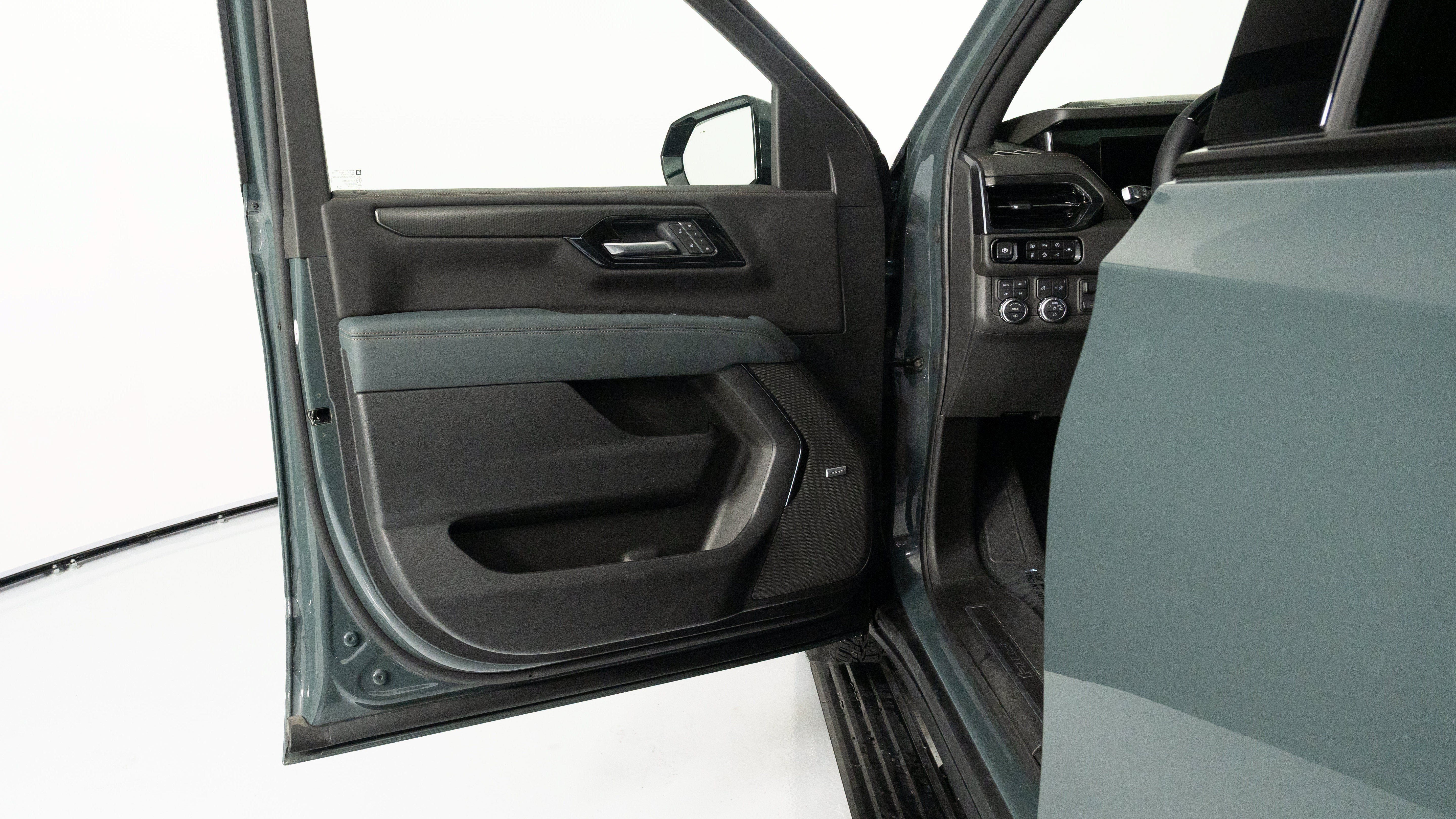 Used 2025 GMC Yukon AT4 w/ AT4 Premium Plus Package AWD/4WD image 17