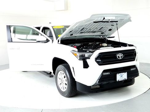 Used 2025 Toyota Tacoma SR5 AWD/4WD image 9