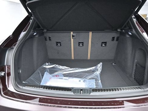 Certified 2025 Porsche Macan AWD/4WD image 9