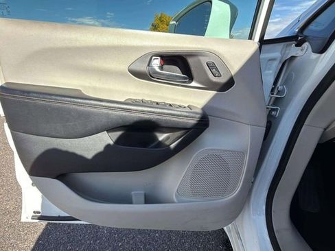 Used 2020 Chrysler Pacifica Touring-L image 20