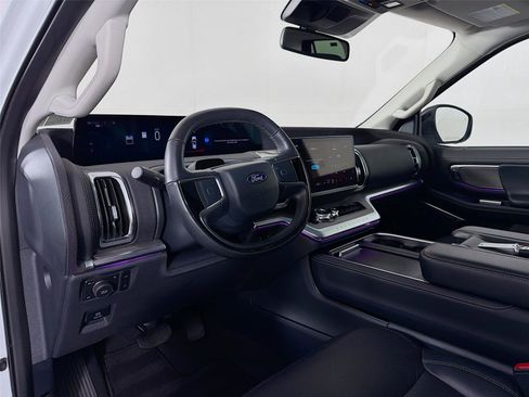 Used 2025 Ford Expedition Platinum image 9