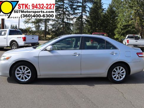 Used 2010 Toyota Camry SE FWD image 5