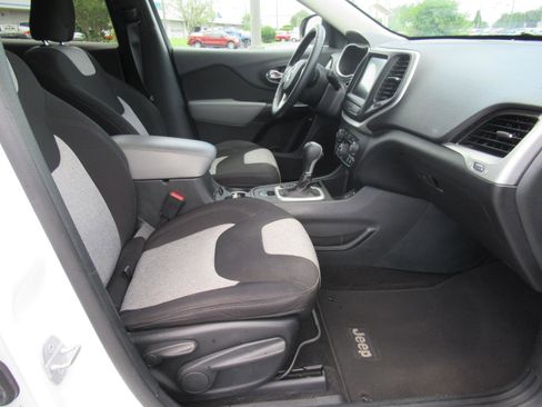 Used 2014 Jeep Cherokee Latitude w/ Comfort/Convenience Group FWD image 10