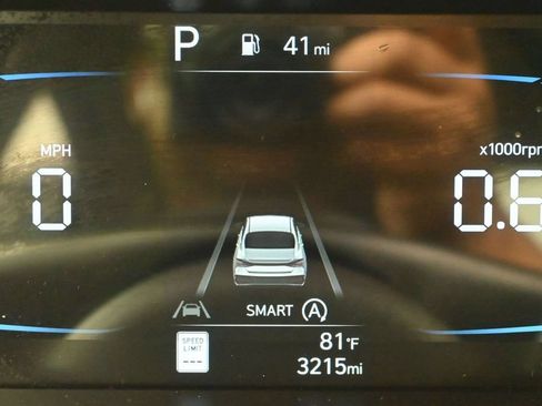 Certified 2025 Hyundai Elantra SE FWD image 16