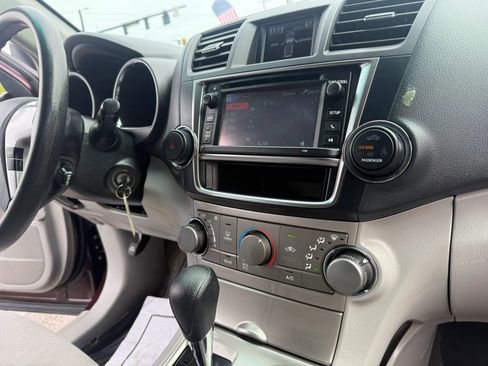 Used 2013 Toyota Highlander 4WD w/ Cold Weather Pkg image 21