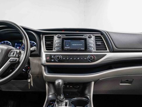 Used 2019 Toyota Highlander LE w/ Carpet Mat Package (TMS) FWD image 13