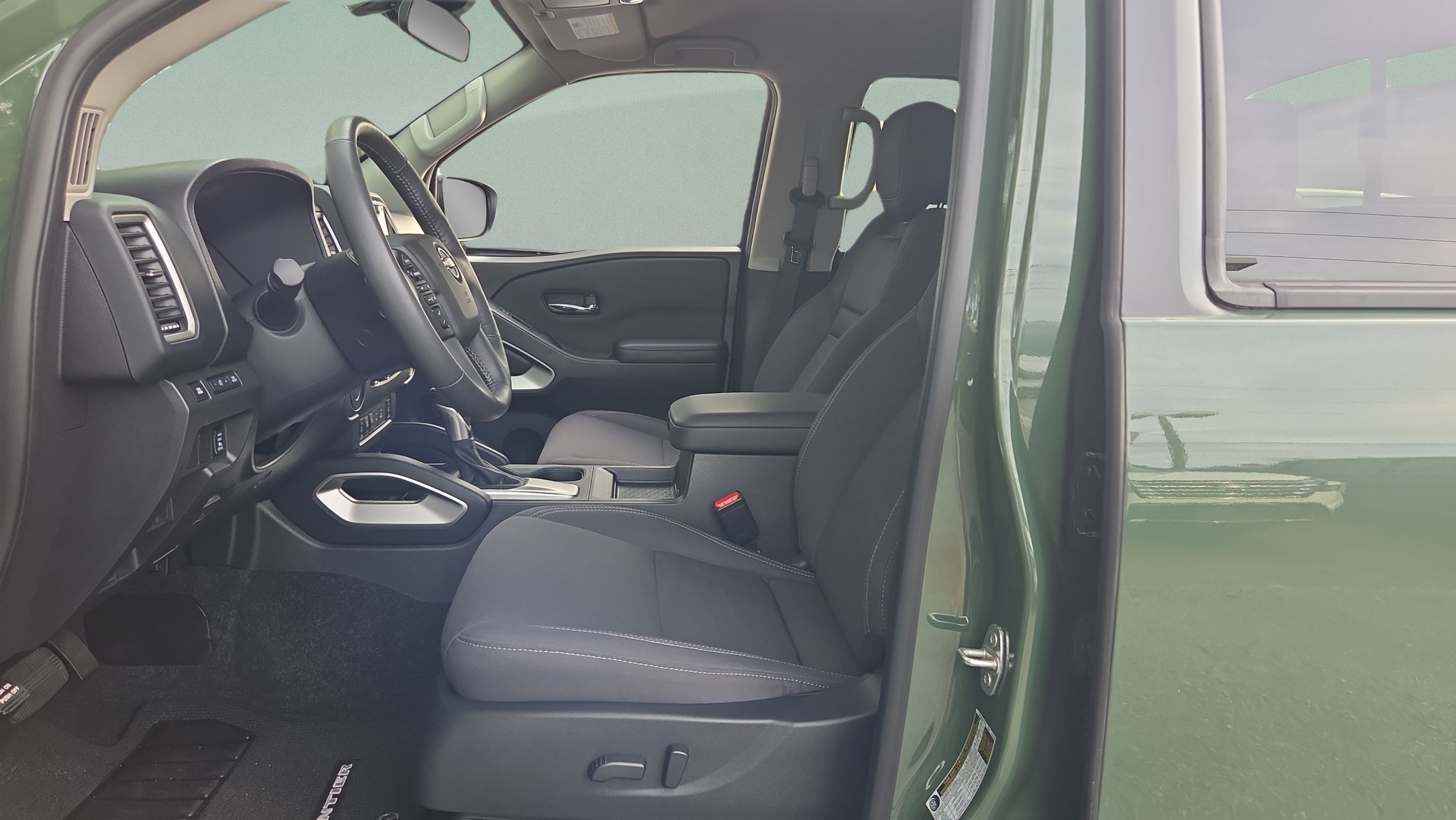 Used 2024 Nissan Frontier SV w/ SV Convenience Package RWD image 9