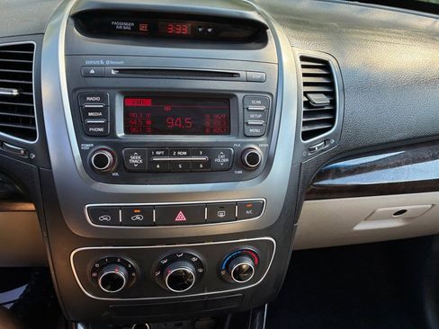 Used 2015 Kia Sorento LX image 11