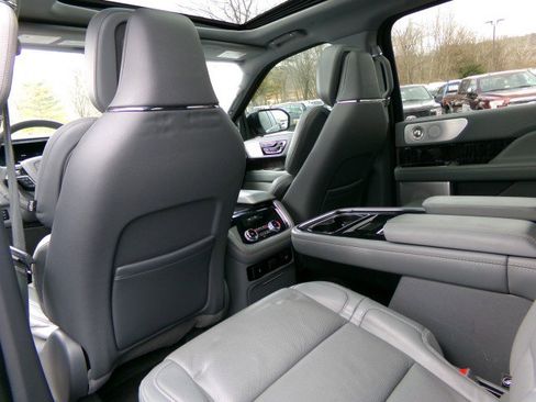 Used 2021 Lincoln Navigator Reserve w/ Luxury Package image 16