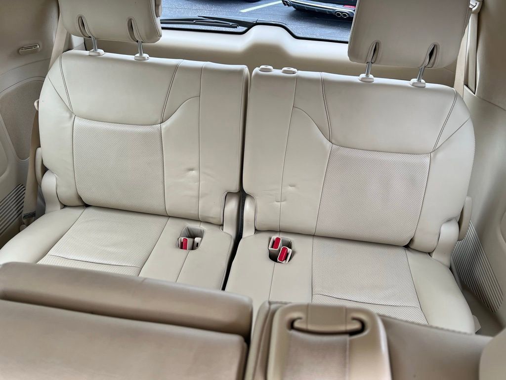 Used 2013 Lexus LX 570 4WD w/ Luxury Pkg image 22