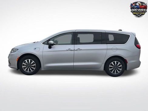 Certified 2023 Chrysler Pacifica Touring-L FWD image 2