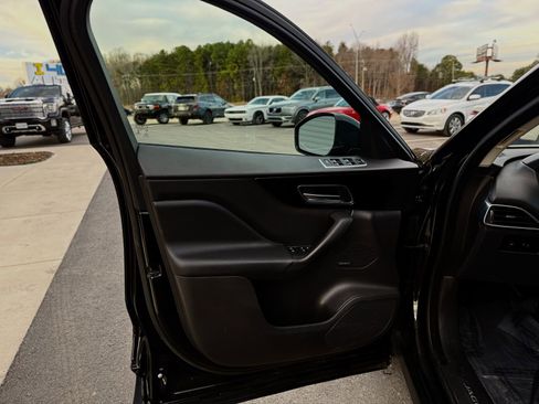 Used 2018 Jaguar F-PACE Premium image 10