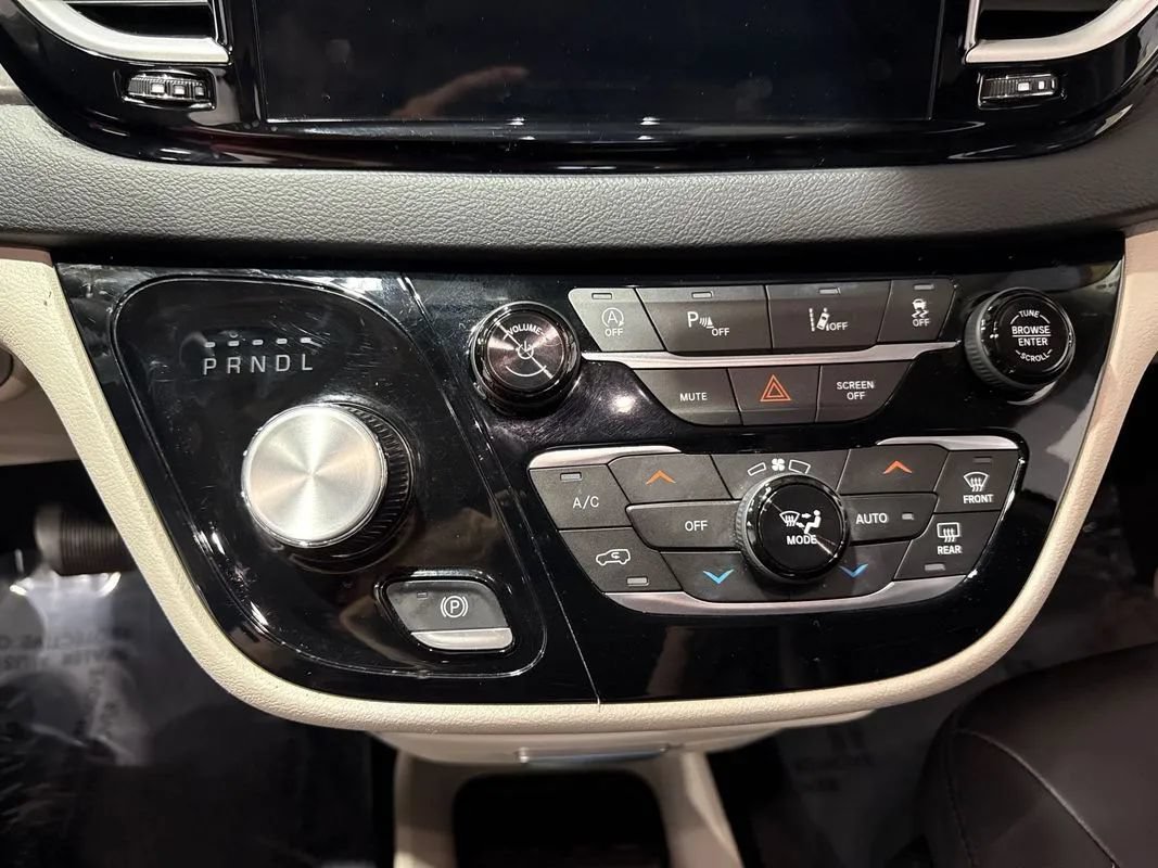 Used 2023 Chrysler Pacifica Touring-L FWD image 93