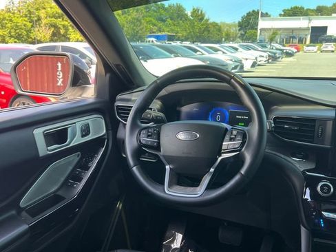 Used 2022 Ford Explorer Platinum w/ Technology Package AWD/4WD image 18