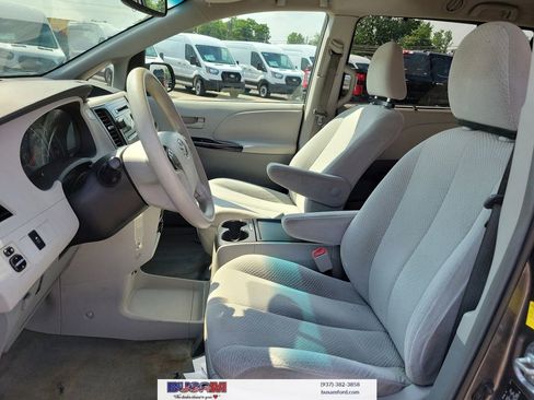 Used 2011 Toyota Sienna LE w/ Towing Pkg FWD image 14