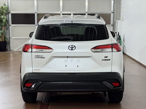 Used 2024 Toyota Corolla Cross AWD Hybrid w/ Moonroof Package image 4