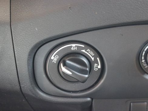 Used 2023 Nissan Frontier SV image 27