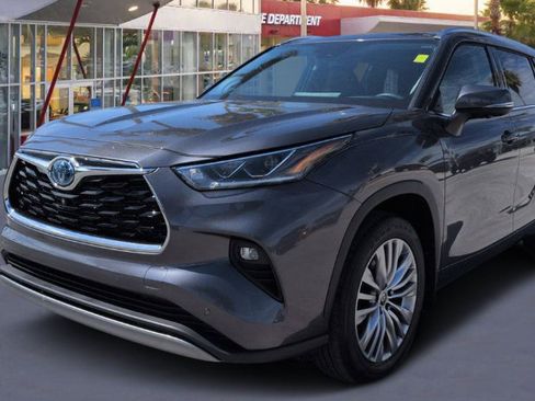 Used 2024 Toyota Highlander Platinum FWD image 3