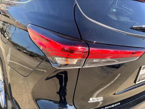 Used 2023 Toyota Highlander LE AWD/4WD image 46