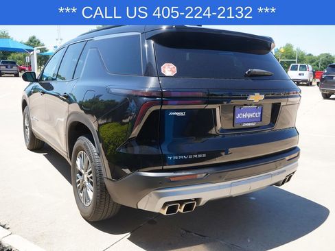 Used 2025 Chevrolet Traverse LT FWD image 11