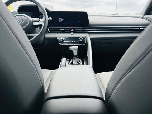 Used 2024 Hyundai Elantra SEL image 21