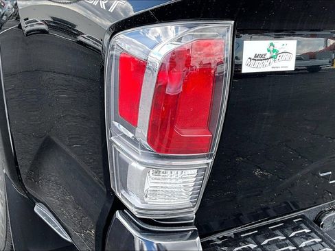 Used 2022 Toyota Tacoma TRD Sport AWD/4WD image 28