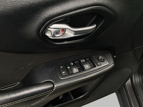 Used 2016 Jeep Cherokee Latitude w/ Comfort/Convenience Group AWD/4WD image 29