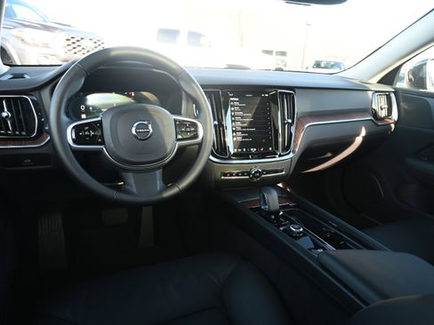 Used 2025 Volvo V60 B5 Cross Country Plus image 14