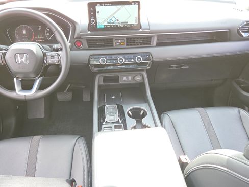 Used 2025 Honda Pilot Touring image 17