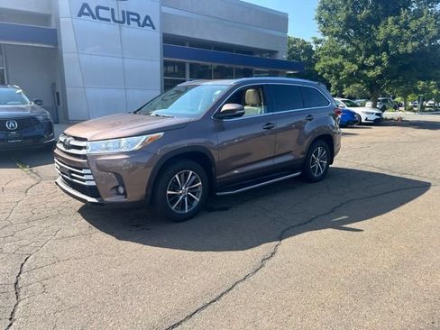 Used 2017 Toyota Highlander XLE AWD/4WD image 32