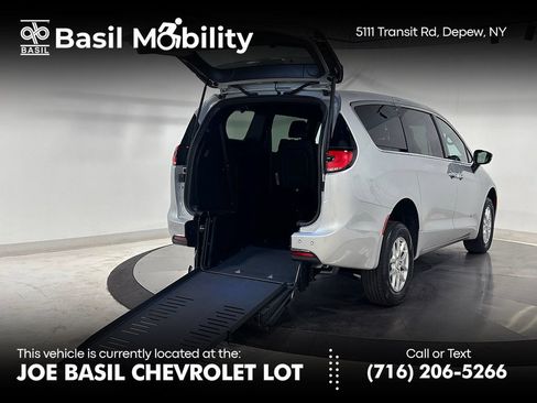 Used 2026 Chrysler Pacifica Select FWD image 1