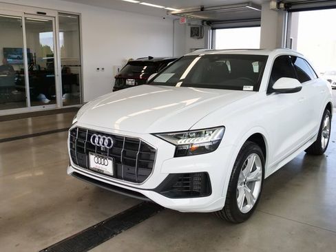 Used 2023 Audi Q8 Premium image 3