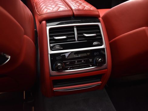 Used 2021 BMW 750i xDrive w/ Executive Package image 35