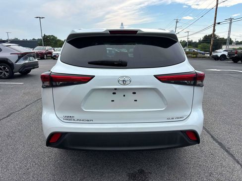 Used 2022 Toyota Highlander XLE AWD/4WD image 3