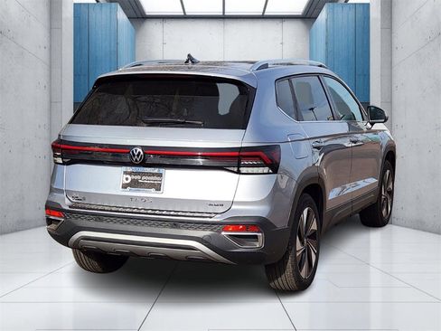 Used 2025 Volkswagen Taos SE image 27