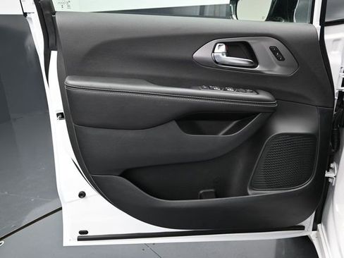 New 2026 Chrysler Pacifica Select w/ S Appearance Package image 15