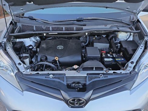 Used 2020 Toyota Sienna L FWD image 25