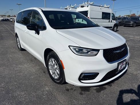 New 2026 Chrysler Pacifica Select image 15