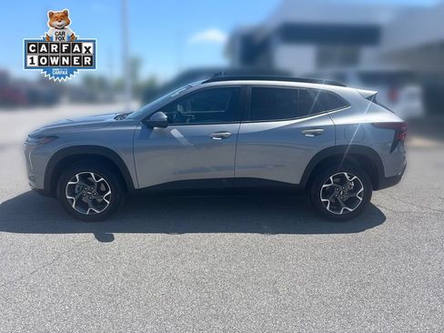 Used 2025 Chevrolet Trax LT w/ LT Convenience Package FWD image 2