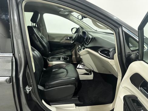 Used 2020 Chrysler Pacifica Touring-L image 22